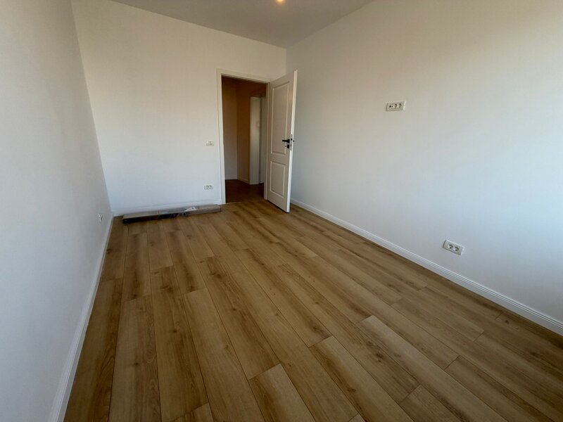 1 Decembrie 1918, la 5 minute metrou, pe Theodor Pallady, stradal