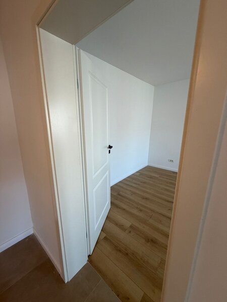 1 Decembrie 1918, la 5 minute metrou, pe Theodor Pallady, stradal